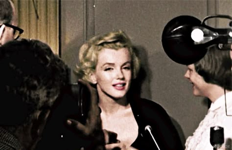 Red Carpet Aesthetic, Marilyn Monroe Singing, Marlyne Monro Black White, Marilyn Monroe Laughing, Marylin Monroe Laughing, Marilyn Monroe Crying, Marilyn Monroe Portrait, Baby Boomer, Old Hollywood Style