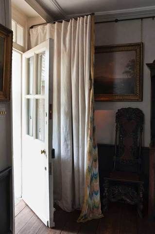 5 Great Ways to Furnish that Dull and Draughty Doorway – LINEAR Door Curtain Pole, Front Door Curtain, Front Door Curtains, Corner Curtains, French Curtains, Farmhouse Front Door, Casa Country, Front Doors With Windows, Curtains And Blinds