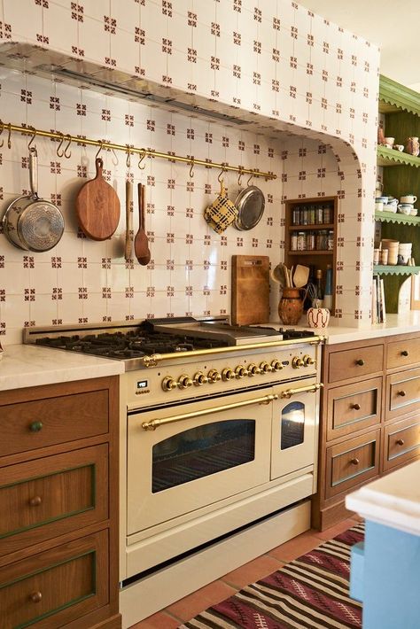 Meta Coleman, 1900s Kitchen, 1920s Kitchen, Spanish Style Kitchen, Kitchen Aesthetic, Classic Kitchen, Coastal Kitchen, Pantry Design, Counter Tops