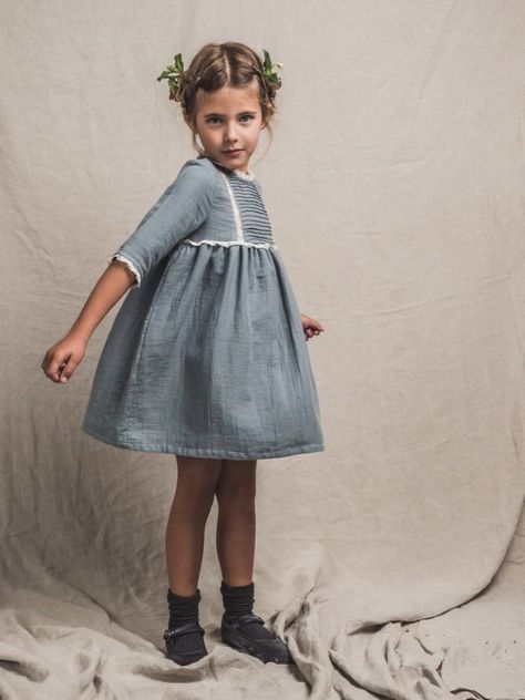 Labubé vestidos elegantes para niñas, colección de moda de invierno - Minimoda.es-Blog Moda Infantil Luxury Kids Clothes, Natural Baby Clothes, Girly Girl Outfits, Kids Blouse, Kids Dress Wear, Baby Dress Design, Small Clothes, Kids Frocks, Frocks For Girls