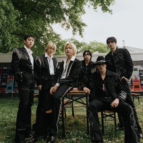 HOYYYY @p1h_official 📸 @deaniechen #P1Harmony #govball ✌🏻🌟 vía X @govballnyc Cowboy Suit, Bg Group, Gov Ball, Photo Grouping, Bts And Exo, Falling In Love Again, Love My Boys, Love Me Like, Fnc Entertainment