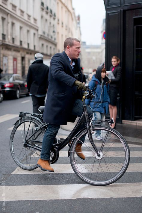 Scott Schuman, aka The Sartorialist, in Paris, on the street and on his bike, during Paris Fashion Week. Gentleman Essentials, Scott Schuman, The Sartorialist, Street Style Aesthetic, Italian Boys, Cycle Chic, Man Bike, Man Style, Style Aesthetic