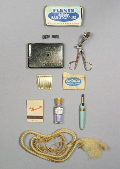 This Is What the Inside of Marilyn Monroe's Makeup Drawer Looked Like Marilyn Monroe Makeup, Makeup Drawer, Candle In The Wind, Vintage Cosmetics, Marilyn Monroe Photos, Norma Jean, Vintage Makeup, Norma Jeane, Elizabeth Arden