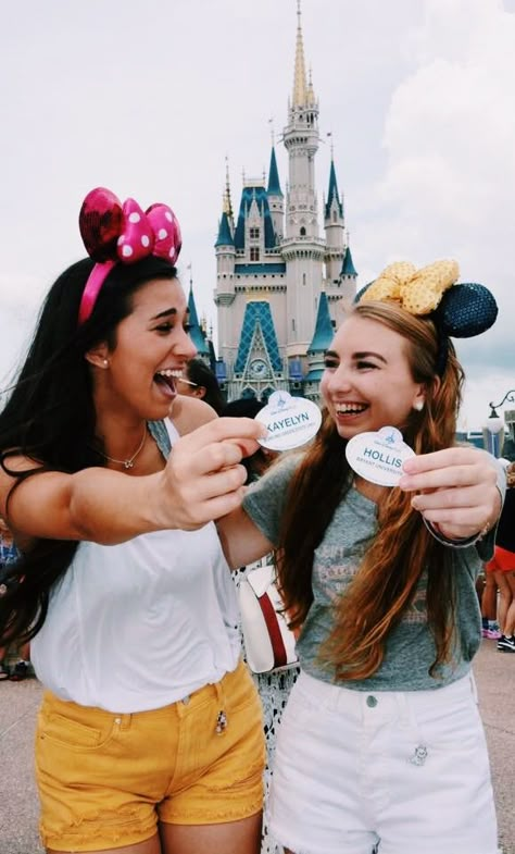 Disney College Program Pictures, Working At Disney Aesthetic, Disney Cast Member Aesthetic, Disney College Program Aesthetic, Disney Picture Ideas, Disney College, Disney Lifestyle, Disney Adult, Disney College Program