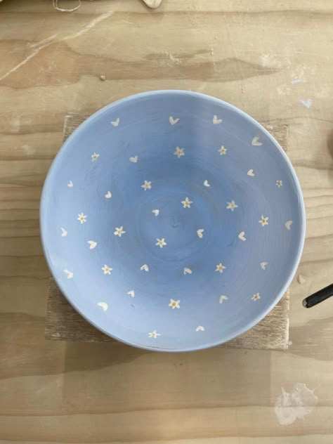 Pottery Painting Simple Ideas, Simple Pottery Painting Ideas Plates, Cute Pottery Bowl Painting Ideas, Color Me Mine Ideas Aesthetic, Pottery Painting Ideas Aesthetic Bowl, Diy Plate Painting, Pottery Painting Ideas Blue, Bowl Painting Ideas Aesthetic, Poterry Painting Aesthetic