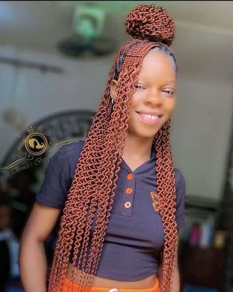 New look, who this 😍 Blessed Hands: @Thomees.beauty.world #Boxbraids #curlybraids #braidstyles #copperbraids Knotless Box Braids Ginger And Black, Copper Knotless Braids Black Women, Large Copper Knotless Braids, Braids With Curly Ends Hairstyles, 4/27/30 Knotless Braids, Curly Ends Hairstyles, Copper Knotless Box Braids, Box Braids With Curly Ends, Braids With Curly Ends