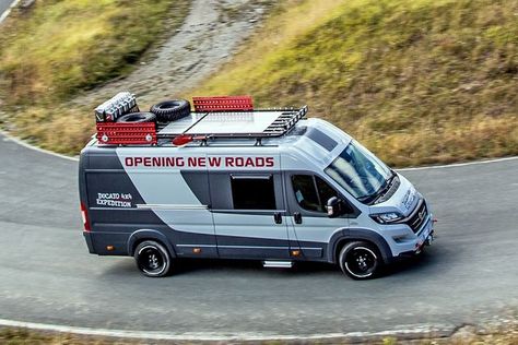 Fiat zeigt auf der Messe CMT in Stuttgart eine Idee, wie sich aus dem braven Ducato ein wüster Abenteurer bauen lässt. Mit Allradantrieb und Wohnausstattung mutiert er zum Ducato 4x4 Expedition. Fiat Ducato Campervan, Ducato Camper, 4x4 Camper Van, Mercedes Camper, Ford Transit Camper, Motorcycle Camping Gear, Transit Camper, Bmw Boxer, Adventure Campers