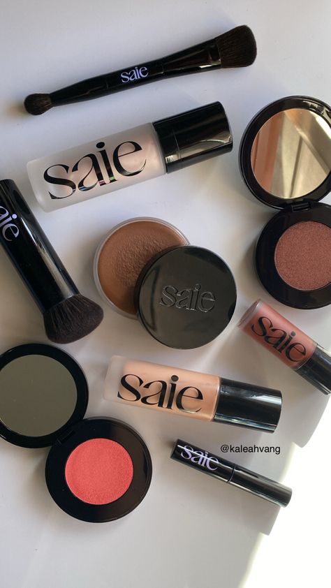 saie beauty clean makeup glow sculpt dew blush foundation beauty guru 2023 makeup Saie Makeup Bag, Saie Skintint, Saie Beauty Powder, Saie Beauty Aesthetic, Saie Beauty Concealer, Saie Makeup Aesthetic, It Girl Makeup Products, Saie Beauty Foundation, Saie Makeup Products