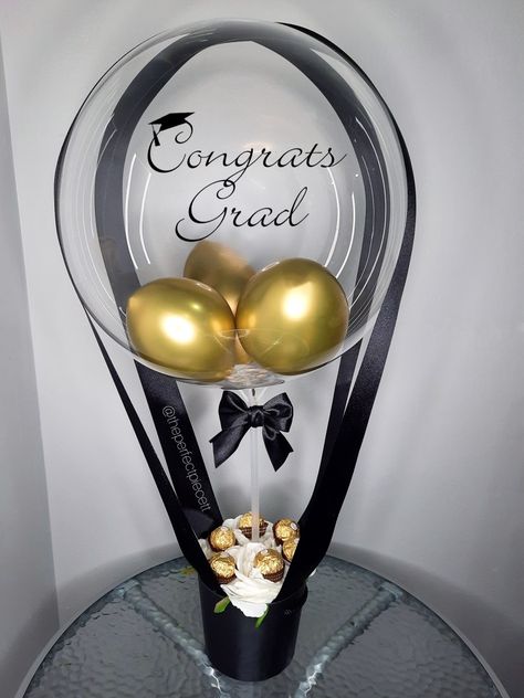 Bobo Balloon Graduation, Graduation Balloon Gift, Graduation Balloon Bouquets, Grad Balloon Bouquet, Graduation Centerpieces Diy, Graduation Party Treats, Graduation Activities, Candy Arrangements, Diy Graduation Gifts