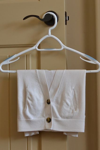 Have you ever wondered how the dry cleaners hang sweaters so perfectly? Well here's a super simple tutorial that will tell you exactly how to do it so you don't get hanger bumps on your shoulders anymore! Fold A Sweater, How To Fold Sweaters, Hang Sweaters, Mom Organization, Sweater Hanging, Clothes Folding, Fold Clothes, How To Hang, How To Fold