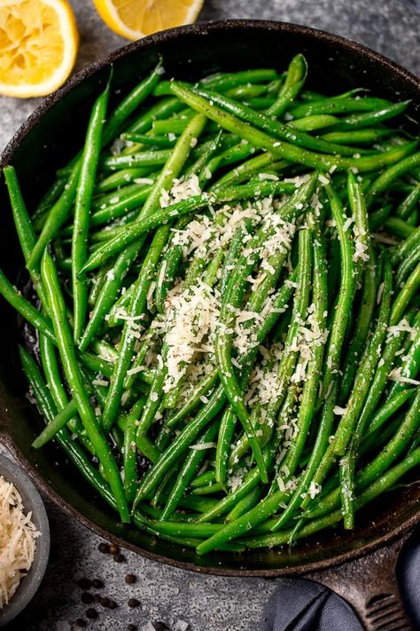 These Garlic Green Beans with Parmesan make a quick and easy side dish. You can use fresh or frozen green beans! #greenbeans #easysidedish Christian Meals, Garlic Parmesan Green Beans, Frozen Green Bean Recipes, Parmesan Green Bean Recipes, Thanksgiving Green Beans, Crockpot Green Beans, Roast Dinner Recipes, Small Thanksgiving, Green Beans Side