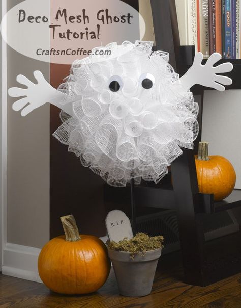 How cute is this Halloween ghost made with Deco Mesh? Tutorial on CraftsnCoffee.com. Halloween Topiary, Ghost Tutorial, Fall Crafts Decorations, Mesh Projects, Deco Mesh Ideas, Deco Mesh Crafts, Mesh Crafts, Halloween Deco Mesh, Mah Jong