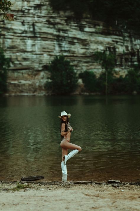 Artistic Outdoor Photoshoot, Western Photography Aesthetic, Cowgirl Outfit Photoshoot, Photoshoot Concepts Outdoor, Cowgirl Photography Ideas, Budweiser Photoshoot, Boudiour Poloroid Ideas Western, Classy Photo Shoot Ideas, Vintage Cowgirl Photos