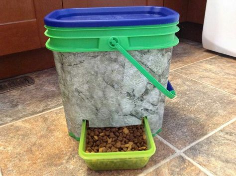 DIY dry-food dispenser. A disposable aluminium pan is used on the inside to help direct all the food into the tray. Diy Dog Food Dispenser, Pet Food Recipes, Diy Cat Food, Pet Food Dispenser, Nutritional Food, Dogs Ideas, Dog Backyard, Katt Grejer, Chat Diy