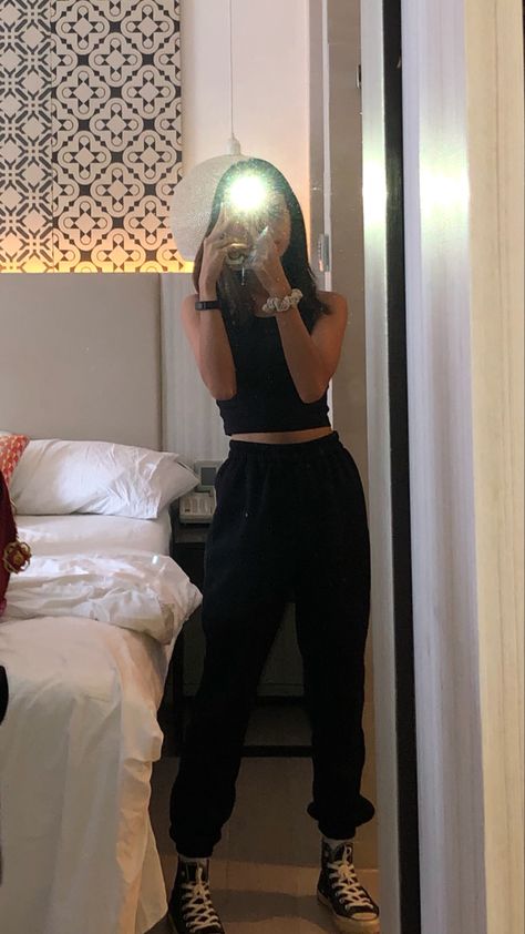 ootd, black, hotel, sweatpants, aesthetic, mirror picture Winter Black Sweatpants Outfit, Outfits For Black Sweatpants, Black Sweatpants Aesthetic, Fits With Black Sweatpants, Outfit Ideas Black Sweatpants, Styling Black Sweatpants, Black Sweatpants Outfit Aesthetic, Outfit Ideas With Black Sweatpants, Cute Outfits With Black Sweatpants