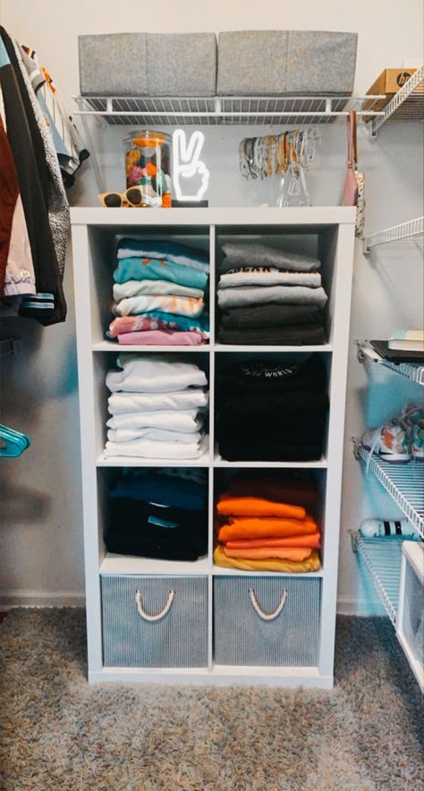 Bedroom Closet Organization Ideas Aesthetic, Room Organization Small Bedroom, Shared Walk In Closet Organization, Organizing Aesthetic Bedroom, Home Organization Hacks Small Spaces, Dorm Closet Ideas, Room Organization Bedroom Ideas, Pants Organization Ideas, Small Walk In Closet Organization Ideas