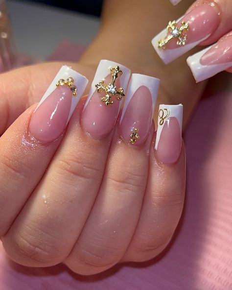 Simple Nail Designs With Charms, Cute French Tip Designs, Nails Ideas With Charms, Nail Square Designs, Medium Nails Ideas, Birthday Sets Nails, Nails Pink And Gold, Gold White Nails, Nude Nails Design