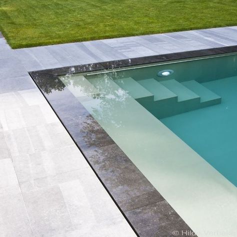 Sleek contemporary pool, combined underflow and overflow system | stone edging… Overflow Pool, Bio Pool, Living Pool, Pool Water Features, Pool Steps, Luxury Pools, Modern Landscape Design, Modern Pools, Pool Construction