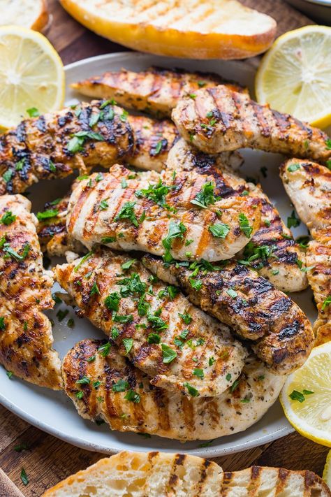 A quick and easy grilled chicken marinated in a Greek style marinade with olive oil, lemon, garlic and oregano! Greek Recipes Chicken, Greek Grilled Chicken, Mediterranean Grilled Chicken, Closet Cooking, Easy Grilled Chicken, Food Cookies, Cake Pastry, Low Sodium Recipes, Greek Chicken