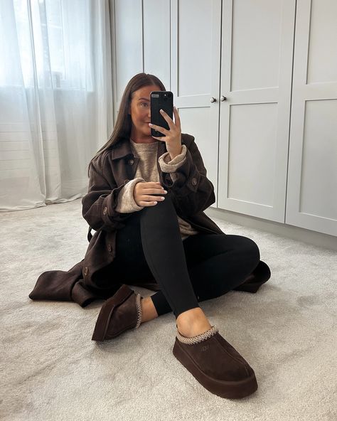 I feel like chocolate is going to be my colour this Autumn 🍂🤎 what do we think of the Burnt Cedar UGGs? 😍☁️ Ugg season. Burnt cedar Uggs. Autumnal outfit. Hickory Tazz Uggs Outfit, Ugg Hickory, Ugg Burnt Cedar, Burnt Cedar Uggs, Burnt Cedar Uggs Outfit, Chocolate Brown Uggs Outfit, Dark Brown Uggs Outfit, Ugg Caribou, Low Uggs Outfit