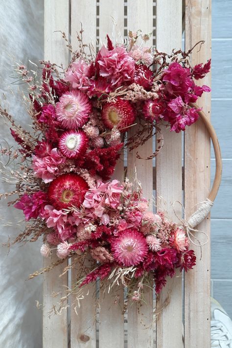 Dried Flower Hoop Wreath Diy, Valentines Dried Wreath, Dried Flowers Valentines Day, Dried Rose Wreath, Preserving Flowers, Valentine Flowers, Dried Arrangements, Diy Valentines Day Wreath, Dried Flower Wreath