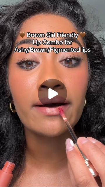 Monica Ravichandran 🇺🇸🇮🇳✨ on Instagram: "How we can basically use color theory for pigmented/brown/ashy lips 🤎 if your lips are two toned you can also only try lining only one of the lips with the brown lip liner. My lips also fall in the ashy category so I LOVE doing this hack 🫶🏽✨🤎 ‼️⚠️Products are linked with shades in my ‘BGF Lippies’ highlights 🫶🏽 @rarebeauty lip oil @tower28beauty lip liner @milkmakeup lip oil #brownlips#hyperpigmentation#browngirlmakeup#brownskinmakeup#browngirl#browngirlapproved#rarebeautylipoil#browngirlmagic#browngirllipcombo#brownskinmakeup#melaninmakeup#lipcombo#lipoil#glossylips" Brown Girl Friendly Lip Products, Brown Outline Lips, Two Toned Lips Makeup, Two Toned Lips Natural, How To Line Your Lips, Lip Shades For Brown Skin, Monica Ravichandran, Brown Lip Liner Combo, Nyx Lip Combos For Brown Skin