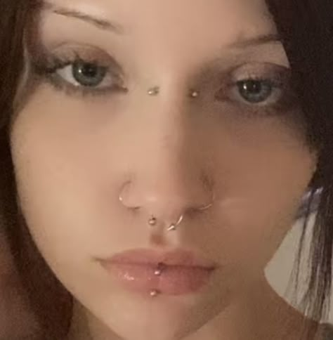 Facial Piercing Combinations, Dainty Facial Piercings, Dainty Bridge Piercing, Face Piercing Combos, Silver Face Piercings, Face Piercing Set Up, Facial Piercing Set Up, Gold Bridge Piercing, Piercing Layout Face