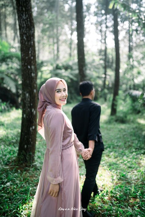 Hijab Couple Photoshoot, Preeweding Shoot Outdoor, Ide Prewedding Outdoor, Prewedding Hijab Outdoor, Prewedding Poses Outdoor, Prewedding Photography Hijab, Konsep Prewedding Outdoor Hijab, Prawedding Konsep Outdoor Casual, Prewedding Pose Outdoor