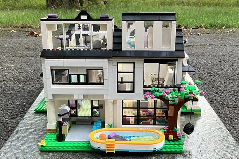 LEGO IDEAS - Iluminated House Lego Modern House, Lego Pool, Lego Family, Outdoor Barbecue Area, Modern Industrial Kitchen, Lego House Ideas, His And Hers Sinks, Red Front Door, A Modern House