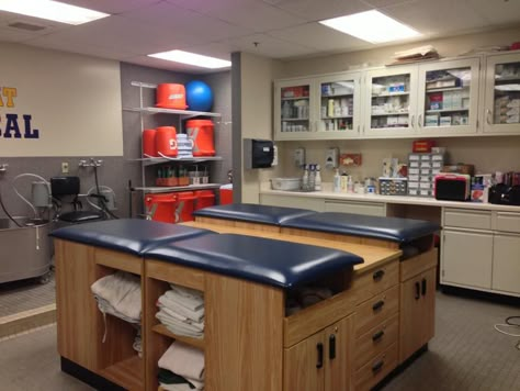 Athletic Training Room Ideas, Athletic Training Room Design, Sports Medicine Classroom, Athletic Training Room Decorations, Doctor Of Physical Therapy Aesthetic, Athletic Training Aesthetic, Athletic Trainer Sports Medicine Aesthetic, Physio Aesthetic, Athletic Trainer Aesthetic