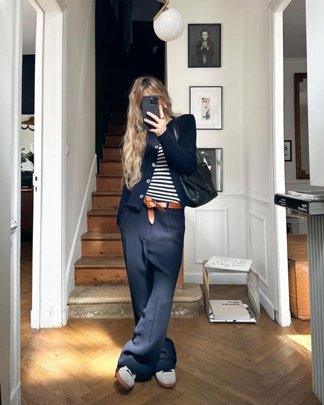 Mel // EPONYM (@meleponym) • Instagram photos and videos Marine Style Outfit, Navy Pants Outfit, Navy Outfits, Museum Outfit, Navy Girl, Jeans Outfit Women, Navy Outfit, Outfit Formulas, Virtual Stylist