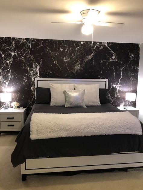 Marble Wall Design Luxury Bedroom, Black Marble Wallpaper Bedroom, Black Marble Bedroom Ideas, Black Marble Wallpaper Aesthetic, Black Wallpaper Room Ideas, Marble Bedroom Design, Bedroom Ideas With Wallpaper, Black Marble Bedroom, Vip Bedroom