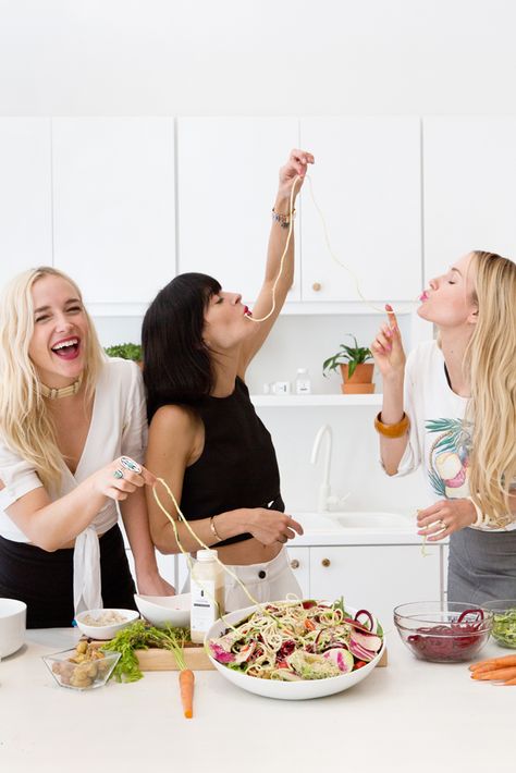 Eating Food With Friends, Women Laughing Together, Friends Cooking Together, Cooking Together Aesthetic, Woman Eating Cake, Women In Kitchen, Eating With Hands, Cook With Friends, Woman In Kitchen