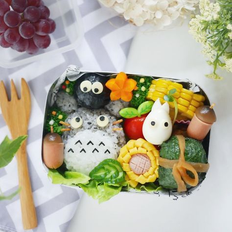 12 Cute Japanese Bento Boxes You Can Make On Your Own Anime Bento Box Lunch, Japanese Bento Box Aesthetic, Cute Japanese Bento, Bento Box Japanese, Bento Japanese, Food Art Bento, Bento For Kids, Simple Bento, Bento Inspiration