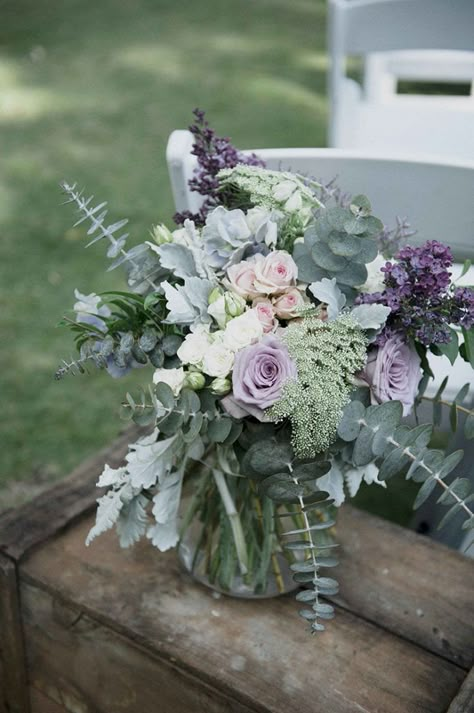 Wedding Floral Arrangements Centerpieces Color Schemes, Lavendar Wedding Dresses, Mom Flowers, Venue Design, Rustic Wedding Ceremony, Tropical Wedding Flowers, Tafel Decor, Lilac Wedding, בר מצווה