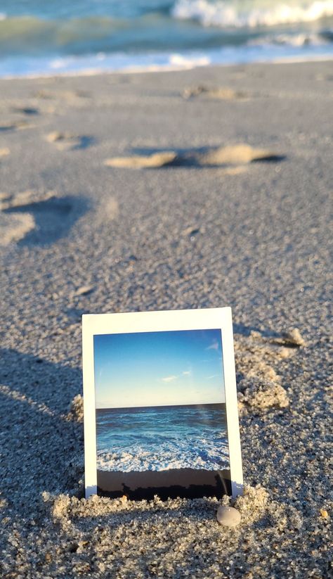 Instax Wallpaper, Polaroid Background, Polaroid Camera Ideas, Future Pictures, Beachy Wallpaper, Polaroid Ideas, Beach 2024, Polaroid Pics, Background Lockscreen