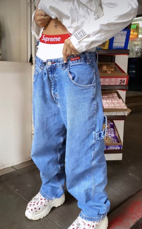 Boxers Under Baggy Jeans, Girls Wearing Boxers Outfits, Women Boxers Outfit, Boxers Under Jeans, Baggy Pants Fashion, Baggy Jeans Outfit 90s, Vetements Shoes, Boxers Women, Sagging Pants