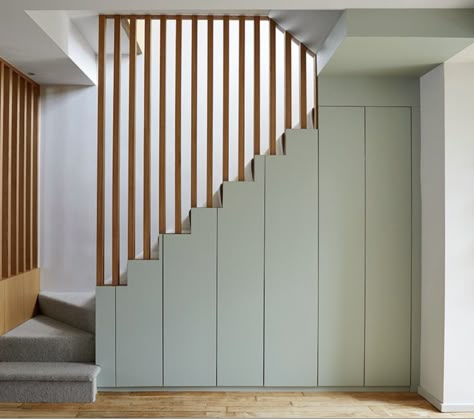 Easy Stairs Makeover, Japandi Stairs, Stair Banister Ideas, Scandinavian Stairs, Modern Staircase Ideas, Hidden Stairs, Contemporary Staircase Design, Banister Ideas, Stair Banister