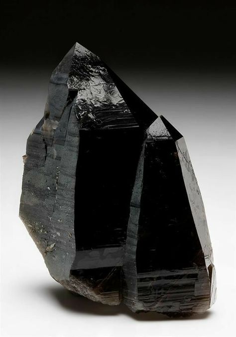 Crystal Aesthetic, Black Gems, Black Quartz, Pretty Rocks, Beautiful Rocks, Black Rock, Minerals And Gemstones, Rocks And Gems, Gems And Minerals