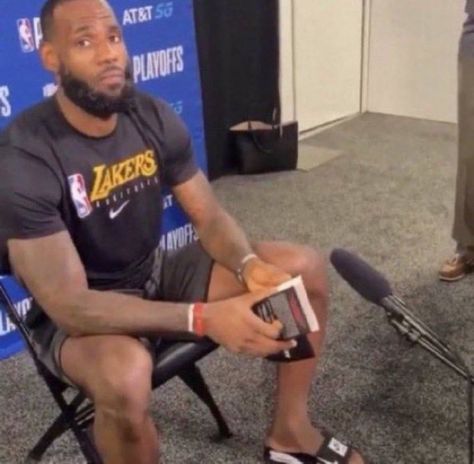 How Many Fingers Am I Holding Up, Funny Lebron Pics, Lebron Reaction Pic, Funny Nba Pictures, Lebron Funny, Lebron James Meme, Lebron James Funny, Nba Funny Moments, Reaction Image