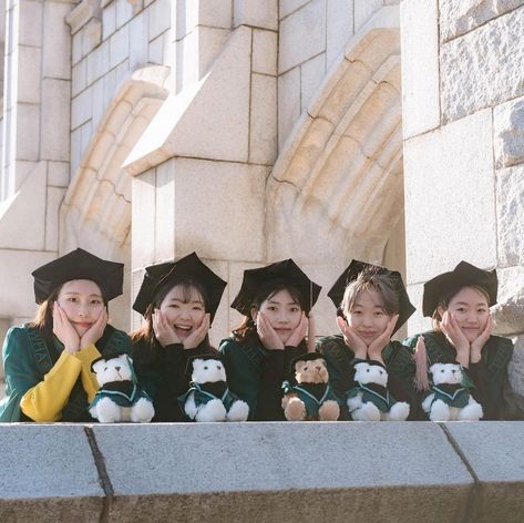 Grad Group Photo Ideas, Friendship Graduation Pictures, Graduation Photography Poses Friends, Graduation Photos Friends, Graduation Group Photo Ideas, Aesthetic Graduation Pictures, Group Graduation Pictures, Pre Convo, Sorority Photoshoot