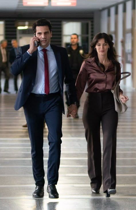 Elegant Couple Outfits Classy, Pinar Deniz Outfit, Detective Outfit, Boss Lady Outfit, Woman In Suit, Work Fits, Wardrobe Tips, فستان سهرة, Classy Work Outfits