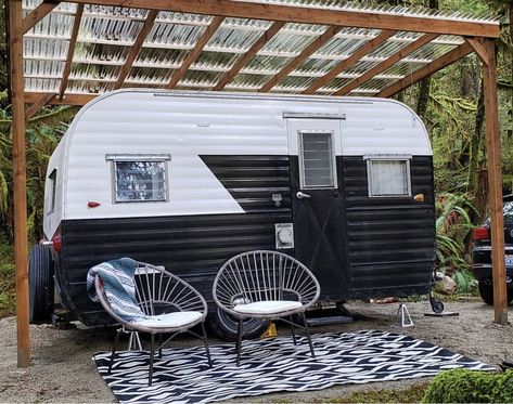 Travel Trailer Carport Ideas, Camper Guest House Backyards, Rv Pergola, Camper Shelter Ideas, Trailer Outdoor Decor, Caravan Exterior Ideas, Caravan Shelter, Rv Carport Ideas, Vintage Caravan Exterior