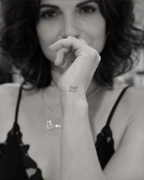 Lana Parrilla on Instagram: “Crowned by the Tattoo King 💥 #Repost @_dr_woo_ ・・・ Lil #Basquiat 👑 for the Queeeen @lparrilla  #hideawayatsuitex  #slimneedle” Lana Parrilla Tattoo, Evil Queen Tattoo, Basquiat Tattoo, Side Finger Tattoos, Tattoo King, Unique Hand Tattoos, Finger Rose Tattoo, Hamsa Hand Tattoo, Side Hand Tattoos