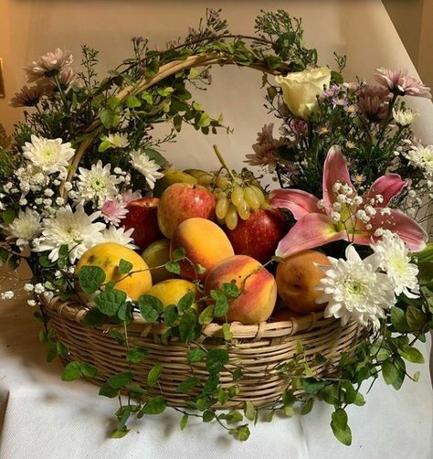 Fruit Basket Centerpiece Ideas, Baskets Of Fruit, Gift Packing Ideas Wedding Fruit Basket, Fruits Arrangements Ideas, Fruit Basket Decoration For Wedding, Fruit Basket Aesthetic, Fruit Basket Arrangement, Jessa Aesthetic, Fruit Basket Wedding