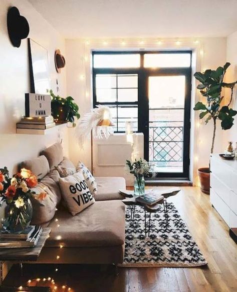 Cozy diy apartment decorating ideas on budget. #diysmallapartmentdecorideas College Apartment Diy, Cozy Apartment Decor, Modern Bohemian Living Room, Furnitur Ruang Keluarga, Bohemian Living Rooms, Apartment Decoration, Decor Ikea, College Apartment Decor, Living Room Color Schemes