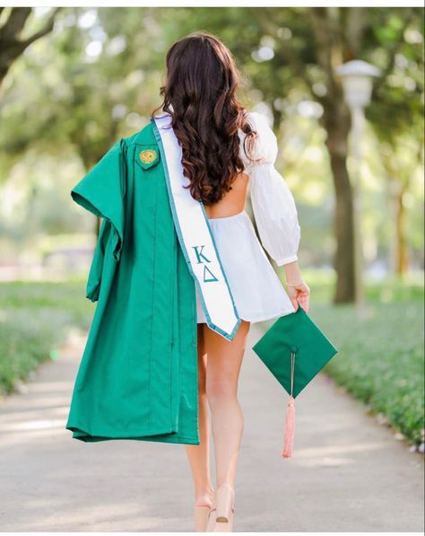 Graduation Possess, Highschool Grad Photoshoot, Usf Graduation Pictures, Graduation Edit, Nurse Photoshoot, College Graduation Photography, College Photoshoot, College Grad Pictures, College Grad Party