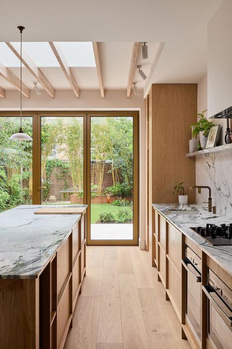 A modern minimalist kitchen. Modern Kubo, London Extension, Australian Kitchen, Curved Ceiling, Scandinavian Kitchen Design, Built In Banquette, Recycled Brick, Van Der Straeten, Victorian Townhouse