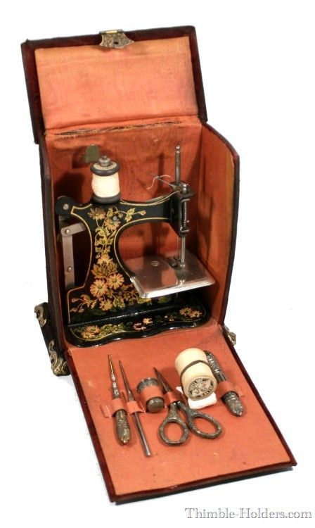 Old Sewing Machine, Vintage Sewing Notions, Old Sewing Machines, Antique Sewing Machines, Vintage Sewing Machine, Vintage Sewing Machines, Sewing Baskets, Sewing Machine Accessories, Sewing Rooms