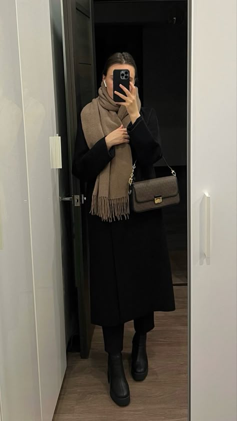 Black Scarf Outfit Winter, Cute Muffler, Winter Styles For Women Cold Weather, Black Coat Street Style, Formal Clothes Women, Business Outfit Women, Winter Work Outfits For Women Cold, Muffler Outfit, Black Black Outfit